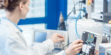 Мінцифра прагне збільшити кількість дівчат у STEM-напрямках: науці, технологіях, інженерії, математиці