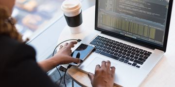 Іноземні ІТ-спеціалісти зможуть віддалено вести бізнес в Україні: комітет підтримав законопроєкт