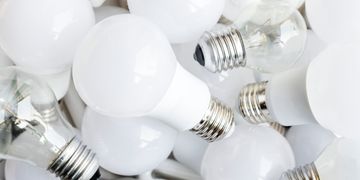 Встигніть обміняти старі лампи розжарювання на енергоощадні: відтепер подати заяву на порталі Дія можуть ОСББ та соціальні установи