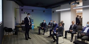 Президент України ознайомився з роботою першого в Україні Центру підтримки підприємців Дія.Бізнес