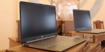 #LaptopsForUkraine: до України прибули перші 1 000 ноутбуків, планшетів і телефонів