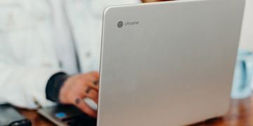 Українські вчителі отримали близько 30 000 ноутбуків від Google