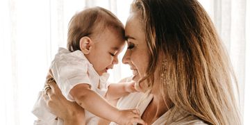 Усиновлення дитини стає простішим: без черг і бюрократії. Як працює нова послуга на порталі Дія