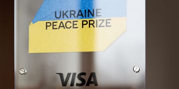 Мінцифра вручила «Відзнаку миру» компанії Visa