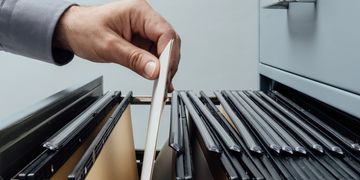 Замість тонн паперу та довгих пошуків: в Україні запрацюють електронні архіви