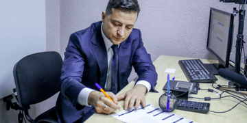 Президент України першим отримав ID-картку з кваліфікованим електронним підписом