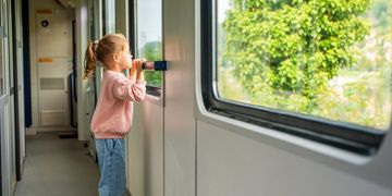 Оформити тимчасовий дозвіл на виїзд дитини за кордон можна буде в Дії: Уряд підтримав постанову