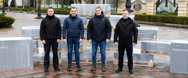 Зображення новини Резервне живлення під час знеструмлень: медичні заклади у 20 областях України отримали 300 систем зберігання енергії