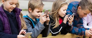 Зображення новини Мінцифри проводить опитування серед батьків про захист дітей і підлітків в Інтернеті