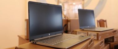 #LaptopsForUkraine: до України прибули перші 1 000 ноутбуків, планшетів і телефонів