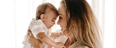 Усиновлення дитини стає простішим: без черг і бюрократії. Як працює нова послуга на порталі Дія