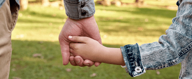 Зображення новини Щоб у кожної дитини були батьки: українці отримали 1400+ консультацій щодо усиновлення на порталі Дія