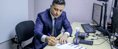 Зображення новини Президент України першим отримав ID-картку з кваліфікованим електронним підписом